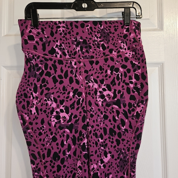Lululemon Base Pace High Rise Tight in Cheetah Camo Magenta Size 10 - Picture 9 of 11